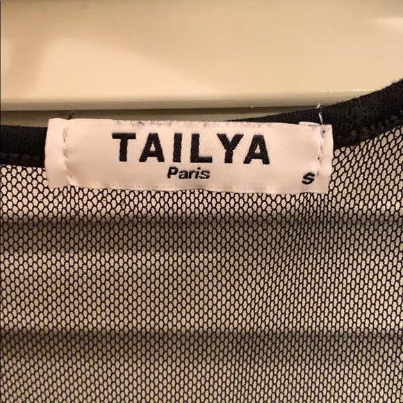 Black top with open mesh back. Super comfortable - Picture 3 of 3